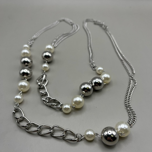 Elegant Silver and Pearl Necklace - Picture 2 of 2